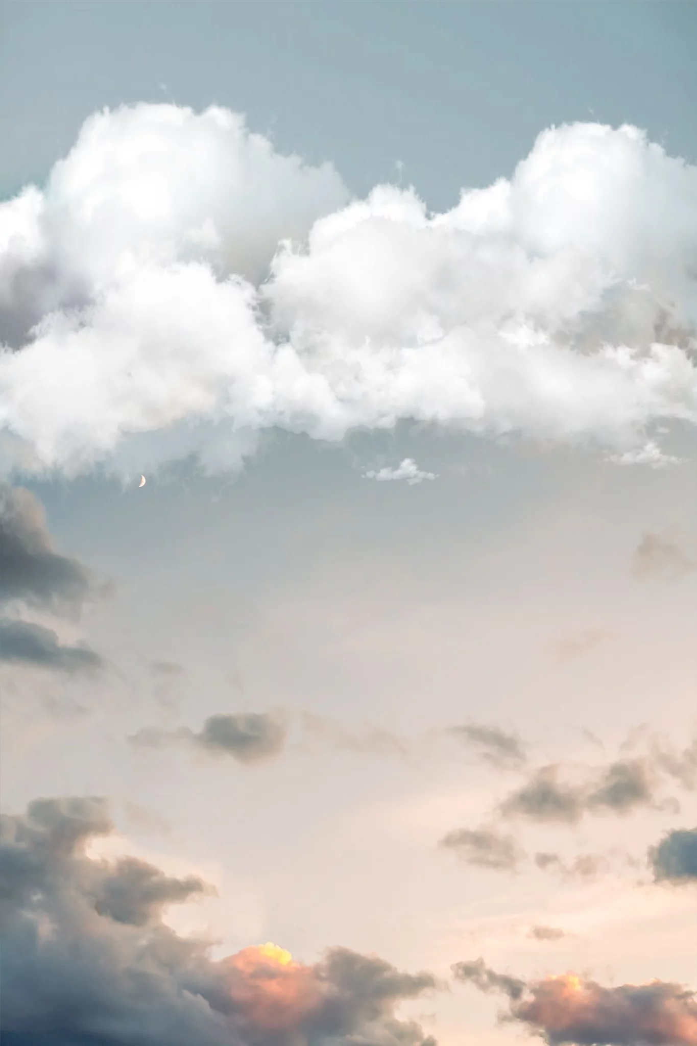 KI-basierte Bildbeschreibung: Ein pastellfarbener Himmel mit weichen, flauschigen Wolken in verschiedenen Weiß-, Grau- und Pfirsichtönen, der bei Sonnenaufgang oder Sonnenuntergang eine ruhige und verträumte Atmosphäre schafft.
